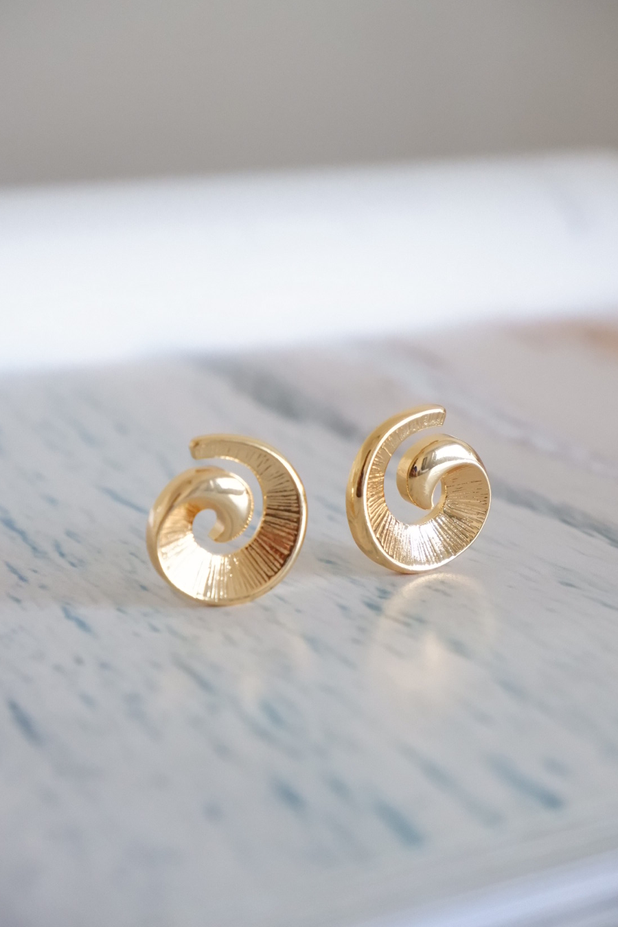 Swirl studs