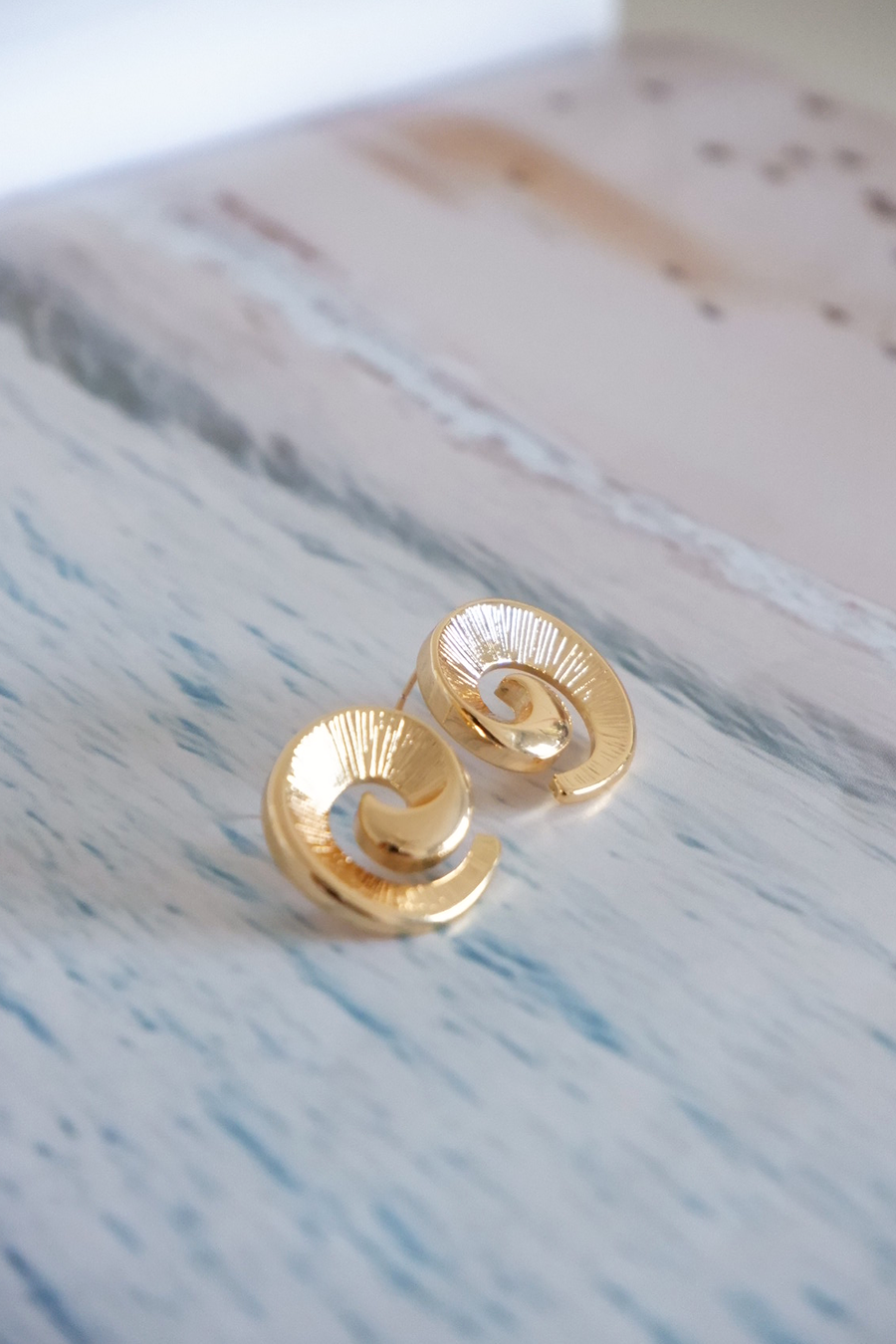Swirl studs