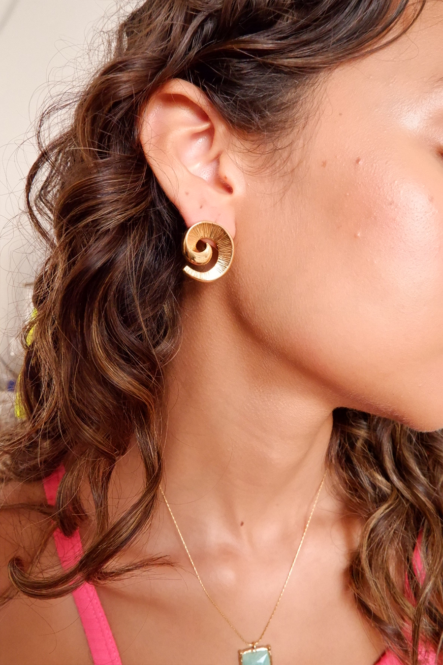 Swirl studs